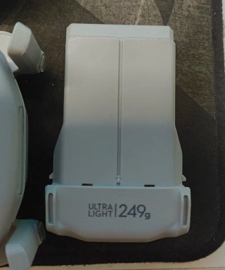 Dron DJI Mini 3 + bandolera + batería extra