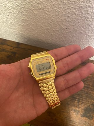 Reloj dorado vintage de acero