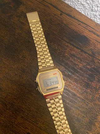 Reloj dorado vintage de acero