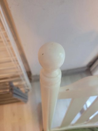 Mecedora de madera blanca y mimbre
