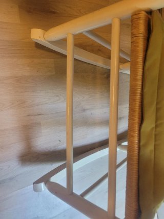 Mecedora de madera blanca y mimbre