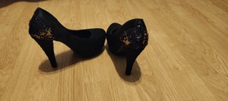 Zapatos de tacón negros con lentejuelas doradas