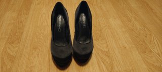 Zapatos de tacón negros con lentejuelas doradas