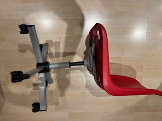 Silla de oficina roja con ruedas