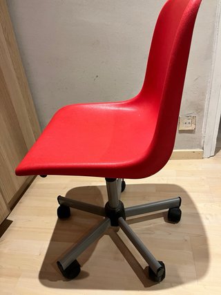 Silla de oficina roja con ruedas
