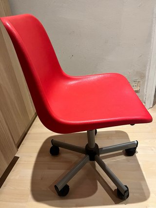 Silla de oficina roja con ruedas