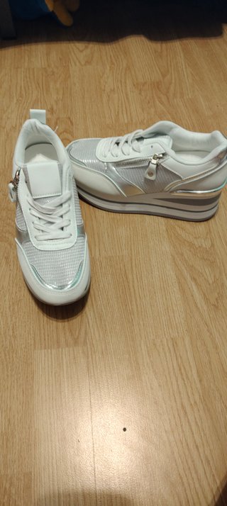 Deportivas plataforma blancas y plateadas