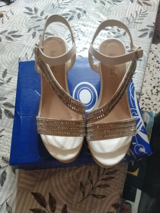 Sandalias cuña blancas y doradas
