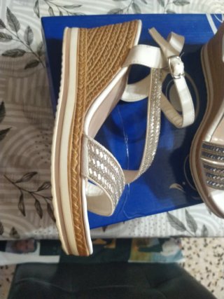 Sandalias cuña blancas y doradas