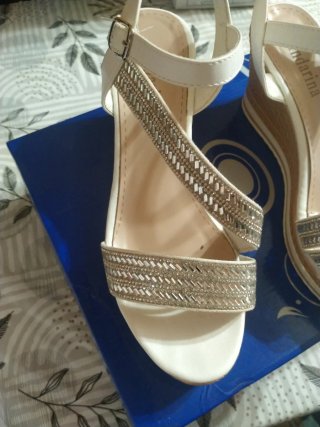 Sandalias cuña blancas y doradas