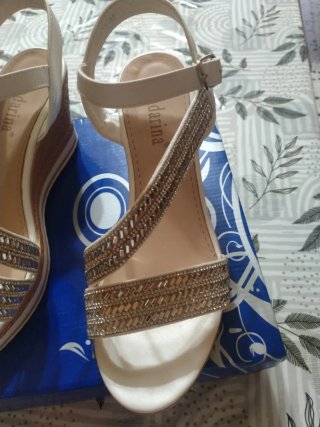 Sandalias cuña blancas y doradas