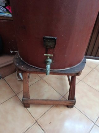 Aceitera antigua con pie de madera