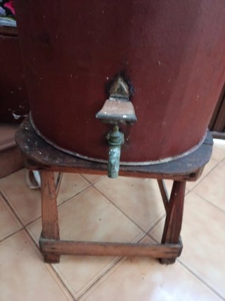 Aceitera antigua con pie de madera