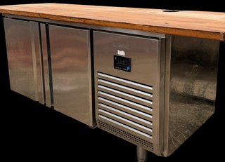 NEVERA REFRIGERADA INFRICO CON MESA DE MADERA
