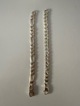 2 Pulseras plata anchas.