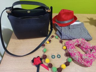 Bolso negro con regalo bufanda y collar pendientes