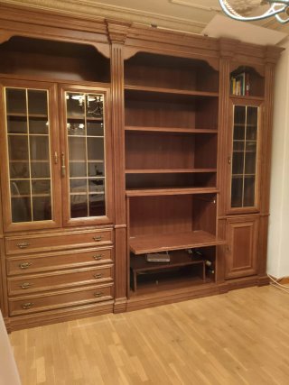 Estantería de salón de madera y cristal