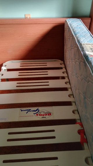 Se regala cama 90 con mueble de madera