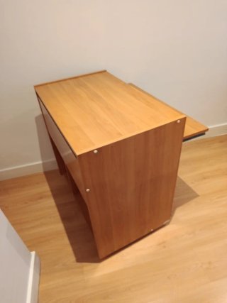 Mesa de escritorio de madera con ruedas