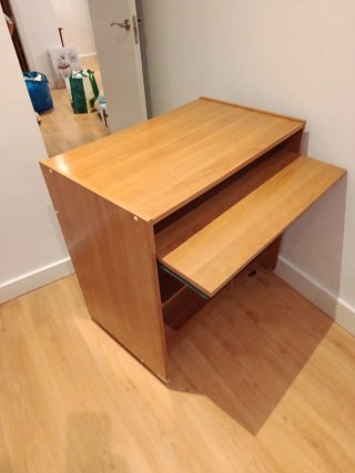 Mesa de escritorio de madera con ruedas