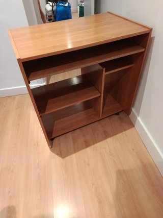 Mesa de escritorio de madera con ruedas