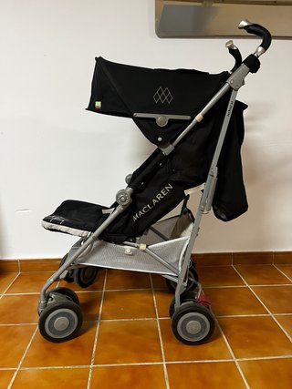 Silla  McLaren Tecno con plástico para lluvia
