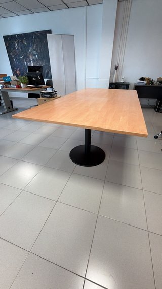 Mesa de reuniones madera y pie central negro