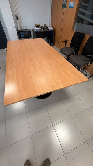 Mesa de reuniones madera y pie central negro