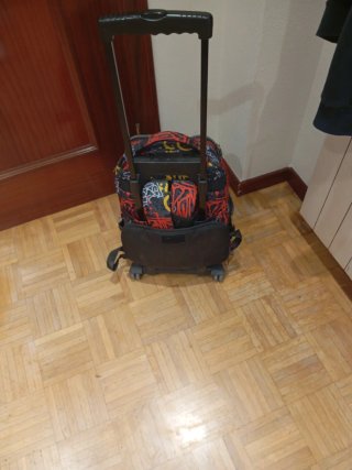 Mochila Totto con ruedas y diseño graffiti