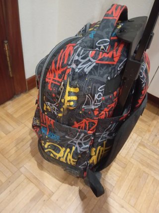 Mochila Totto con ruedas y diseño graffiti