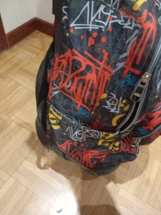 Mochila Totto con ruedas y diseño graffiti