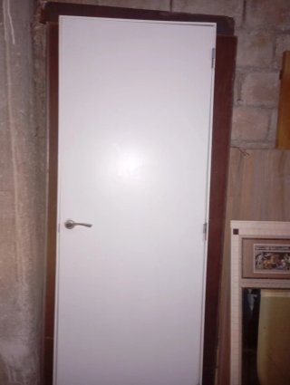 Puerta blanca con manilla