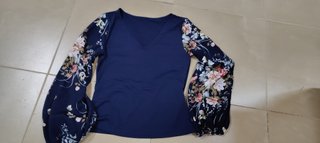 Camiseta azul con mangas estampadas