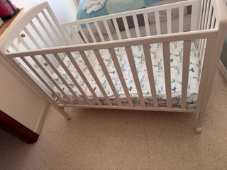 CUNA BEBÉ CON CAJÓN + COLCHÓN + ALMOHADA + TEXTIL