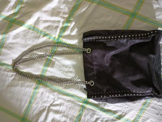 Bolso morado con tachuelas plateadas
