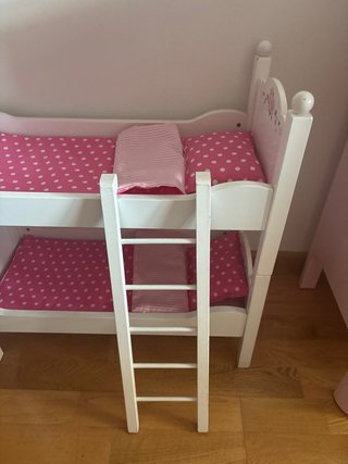 Cuna de juguete rosa con rosas