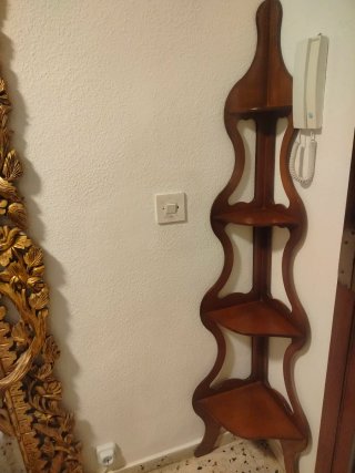 Rinconera de madera estilo curvo