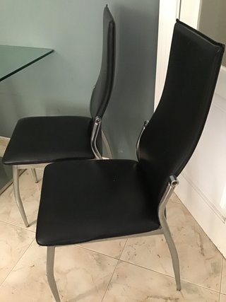 Mesa comedor cristal y 4 sillas negras