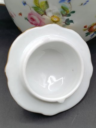Tetera o cafetera de porcelana antigua