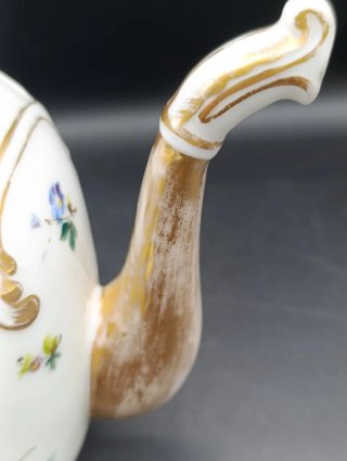 Tetera o cafetera de porcelana antigua