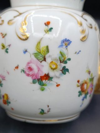 Tetera o cafetera de porcelana antigua