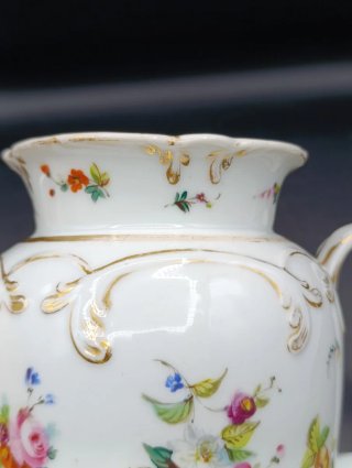 Tetera o cafetera de porcelana antigua