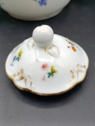 Tetera o cafetera de porcelana antigua