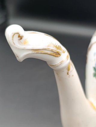 Tetera o cafetera de porcelana antigua
