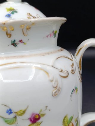 Tetera o cafetera de porcelana antigua