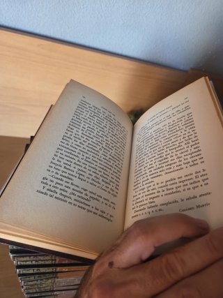 Colección de libros de literatura contemporánea