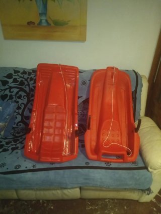 Trineos rojos para la nieve