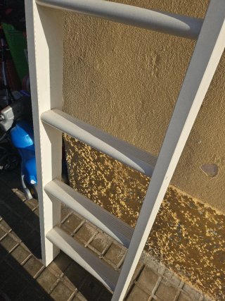Escalera decorativa blanca
