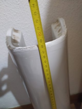 Lavabo con pie blanco marca Roca