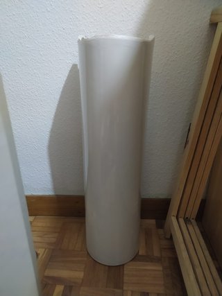 Lavabo con pie blanco marca Roca
